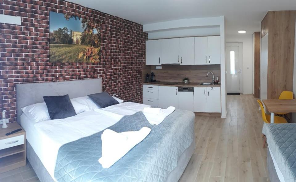ليدنيس Apartmanovy Dum Na Kolonade المظهر الخارجي الصورة