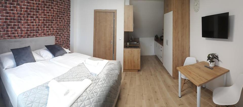 ليدنيس Apartmanovy Dum Na Kolonade المظهر الخارجي الصورة