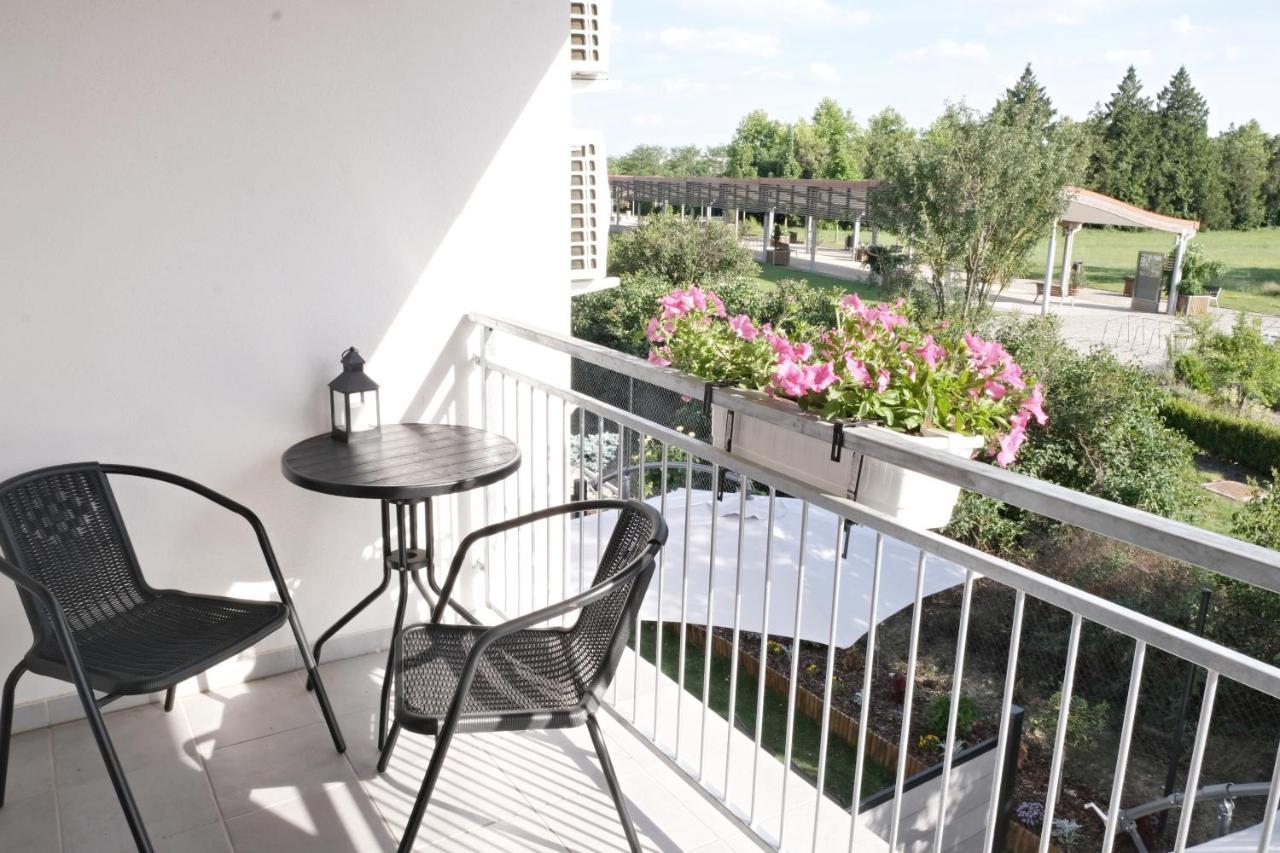 ليدنيس Apartmanovy Dum Na Kolonade المظهر الخارجي الصورة