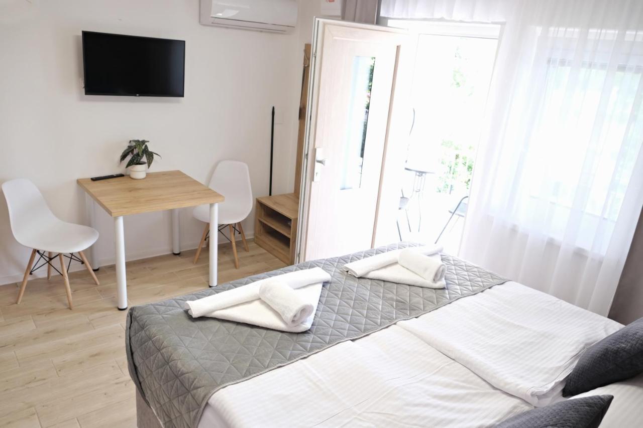 ليدنيس Apartmanovy Dum Na Kolonade المظهر الخارجي الصورة
